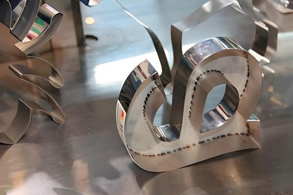 金属字激光焊接机：减少变形省去打磨工序